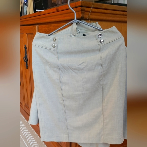 Nearly new White House/black market oatmeal suit size 2/4 - Picture 2 of 4